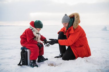 Genç bir baba oğluna köydeki bir gölün buzunda kış balıkçılığının temel kurallarını öğretir.
