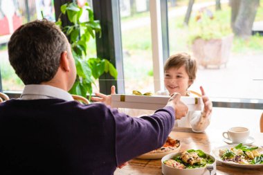 Oğluna hediye veren bir baba.