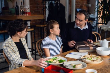 Bir baba kızından ve karısından bir hediye alır.