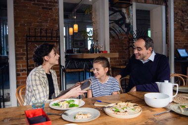 Bir aile annesini tebrik ediyor ve ona bir hediye veriyor.