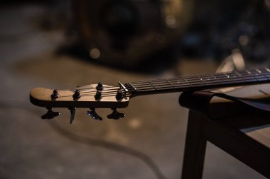 Mandallar ve fretboard gitarlar arka planda fotokopi alanı olan müzisyenlerin dairesine yakın çekim yapıyorlar..