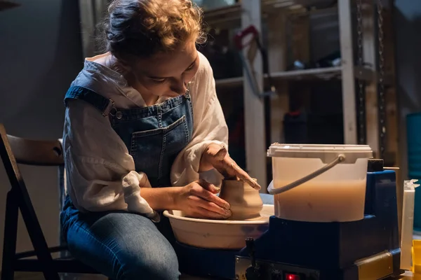 Молода дівчина Поттер у своїй студії скульптури горщик з руками та інструментами . — стокове фото