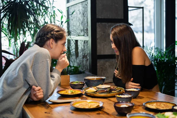 Deux lycéennes bavardant dans un café asiatique — Photo