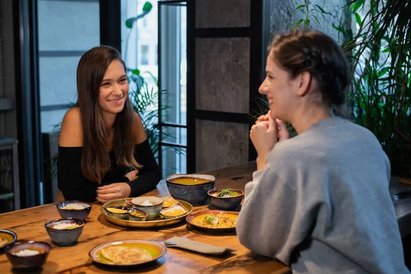 Deux filles assises dans un café et parlant amicalement — Photo