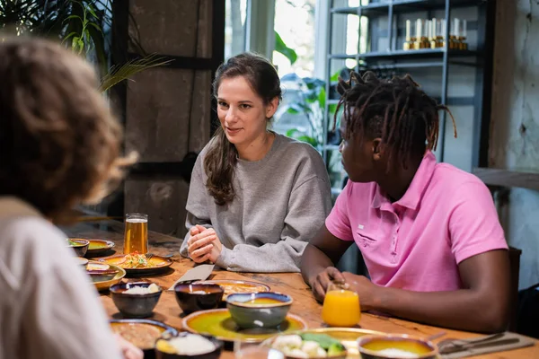 Des lycéens déjeunent dans un café moderne — Photo