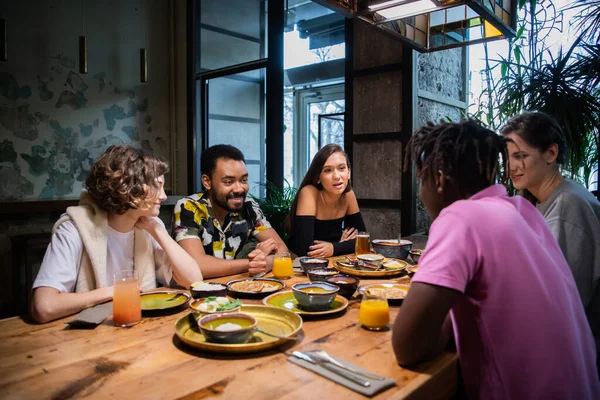 Middelbare scholieren lunchen in een modern café — Stockfoto
