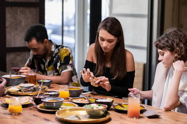 Estudiantes multiculturales sentados a la mesa en el kitche común — Foto de Stock