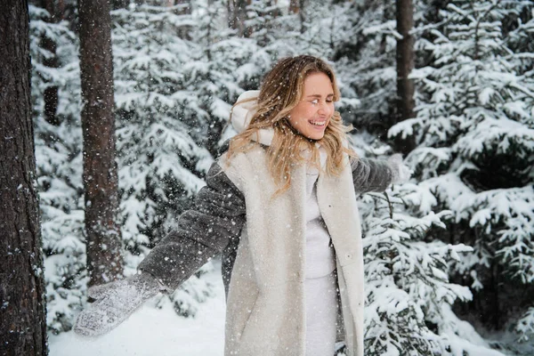 Зимой в парке гуляет блондинка, везде снег — стоковое фото