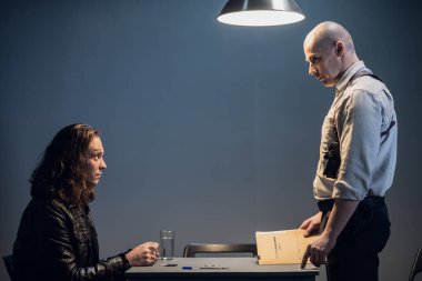 Genç bir dedektif bir suçluyla röportaj yapıyor.