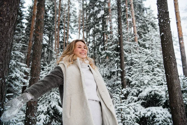 Зимой в парке гуляет блондинка, везде снег — стоковое фото