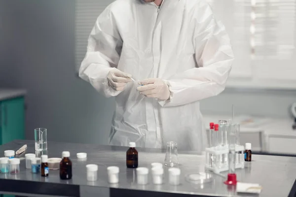 Laboratório de farmácia. Um cientista mistura uma forma líquida de medicação em um tubo de ensaio. Fabricação de medicamentos prescritos. Departamento de prescrição. Produção de medicamentos na farmácia — Fotografia de Stock