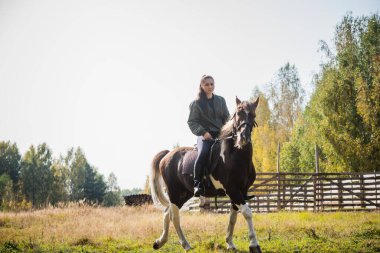 Sıcak bir sonbahar gününde, genç bir kız atıyla çiftliğin etrafında dolaşmaya çıktı.