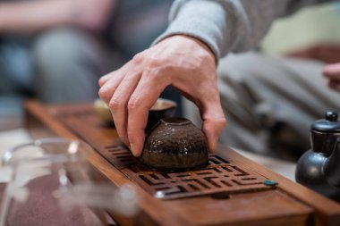 Yakın plan, kilden bardaklara istenen sıcaklıkta kaynar su karıştırılır. Çin çay seremonisi süreci.