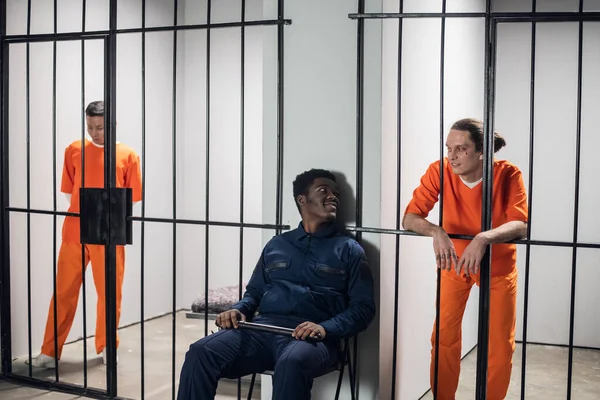 Vězeňská stráž vstupuje do ilegálního spiknutí s tím zločincem v cele. Pomoc při útěku z vězení. — Stock fotografie