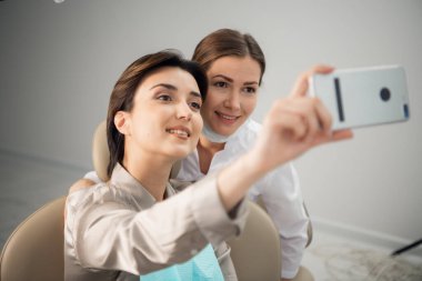 Sıra dışı bir selfie. Selfie çeken genç bir kadının portresi.