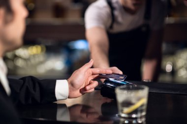 Barmen, barda ödemeyi kredi kartıyla kabul eder.