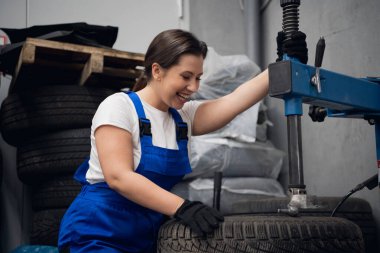 Atölye çalışanı bir makine aracı üzerinde çalışmaktan hoşlanıyor