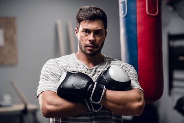 Genç bir boksör spor salonundaki dövüşten önce ısınır, kavgaya alışır..