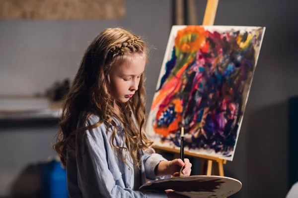 Abstract painting lesson. A little cute girl writes a color picture in oil or acrylic technique. — Stock Photo, Image