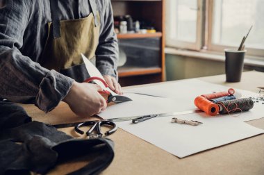 Deriyle doğrudan çalışmaya başlamadan önce, ayakkabı üreticisi, kağıttan bir ön model oluşturur.