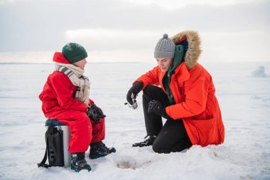 Genç bir baba oğluna köydeki bir gölün buzunda kış balıkçılığının temel kurallarını öğretir.