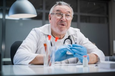 Doktor şaşırdı. İğneyi yapmadan önce, doktor havayı ve masadaki şırınganın bazı ilaçlarını saldı..