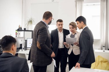 Ofiste kendi kendini yetiştirmiş genç işadamları yeni bir girişimi tartışıyor, iş fikirlerini ve şirket gelişiminin yönlerini paylaşıyorlar