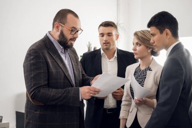 Patron, çevrimiçi mağazadaki satış planını yerine getirmediği için astlarını azarlıyor..