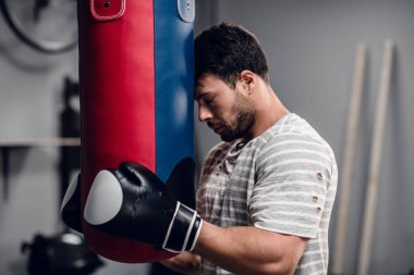 Deneyimli bir sporcu, boks salonundaki aktif bir boks antrenmanından sonra yoruldu..