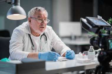 Ünlü deneyimli tıp profesörü, diğer şehirlerden ve üniversitedeki ofisinden gelen ülkeler için çevrimiçi bir konferans düzenliyor.