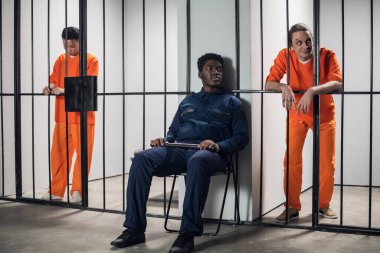 Yüksek güvenlikli bir hapishanedeki bir güvenlik görevlisi bir mahkumu fiziksel şiddetle tehdit ediyor. Hapishanede çok ırklı komplo.