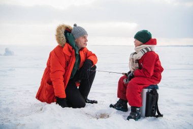 Genç bir baba oğluna köydeki bir gölün buzunda kış balıkçılığının temel kurallarını öğretir.
