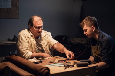 Şirin bir genç adam kendi elleriyle hediye yapmak ister. Deneyimli bir ayakkabıcı deriden ayakkabı yapmasına yardım eder..