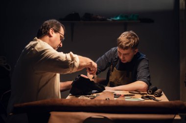 Şirin bir genç adam kendi elleriyle hediye yapmak ister. Deneyimli bir ayakkabıcı deriden ayakkabı yapmasına yardım eder..