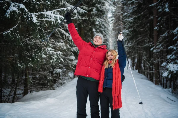 Mamãe e papai pegaram esquis pela primeira vez para esquiar juntos em um dia de inverno no parque — Fotografia de Stock