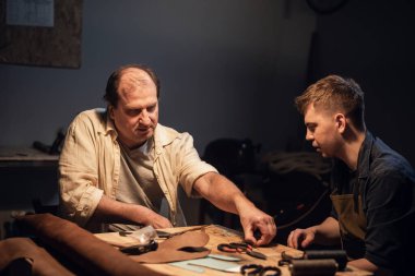 Baba-ayakkabı üreticisi, aile mesleğinde bir varis hazırlıyor. Kendi evindeki atölyede elle ayakkabı üretimi..