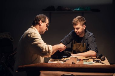 Baba-ayakkabı üreticisi, aile mesleğinde bir varis hazırlıyor. Kendi evindeki atölyede elle ayakkabı üretimi..