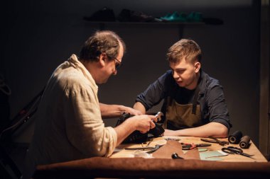 Şirin bir genç adam kendi elleriyle hediye yapmak ister. Deneyimli bir ayakkabıcı deriden ayakkabı yapmasına yardım eder..