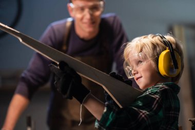 Baba bir marangoz oğlu için ahşap bir silah oydu ve çocuk hediyeyle mutlu oldu..