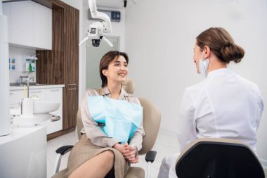 Klinik ziyareti, önleyici tıbbi yıllık kontrol. Pozitif yüz ifadesi