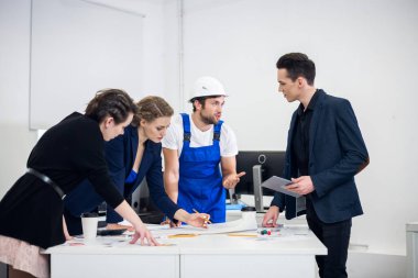 Bir proje üzerinde birlikte çalışan yaratıcı iş adamları.