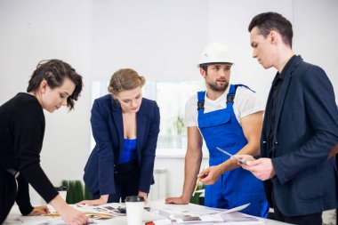 Mühendisler bir projeye dikkat ediyorlar.