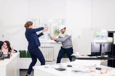 Ofis çalışanları stüdyoda aylaklık ediyor, doğaçlamalarla kavga ediyorlar.