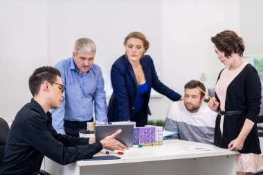 Başarılı olmak için hevesli ve kendinden emin genç bir ekip. İş adamları yeni bir proje üzerinde tartışıyorlar.