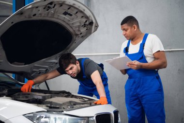 Tamirat için bir tamirci bir meslektaşına danışıyor.