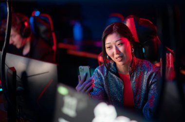 Genç bir blogcunun Esport sporcularının eğitim üssüne girmesine izin verildi. Antrenman sırasında telefonundan canlı yayın yapıyor.