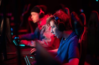 Sanal oyunlardaki eskort oyuncuları için bir online strateji turnuvası. Profesyonel bir siber atlet takımı başka bir ekiple yarışıyor..