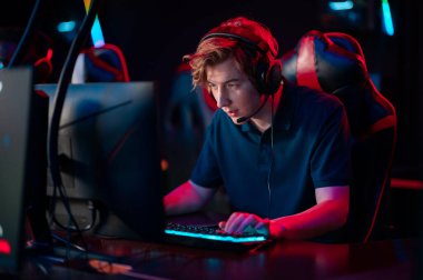 Tatlı bir öğrenci boş zamanlarını bilgisayar kulübünde online video oyunları oynayarak geçiriyor.