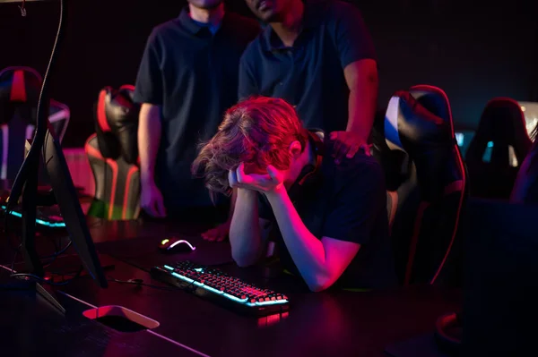 The esports rookie lost his first game and covered his face with his hands in frustration — Stock Photo, Image