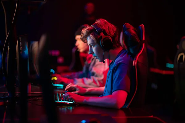 Bir online oyun turnuvasında profesyonel esport oyuncuları. Siber ekip bilgisayar ve trenlerle oynar.